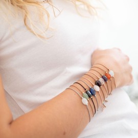 happymaker - Pfirsich Mondstein Armband Damen, Edelstein Armband mit 18k vergoldeten Perlen auf Nylonkordel und Geschenkverpackung, handgefertigt in Deutschland