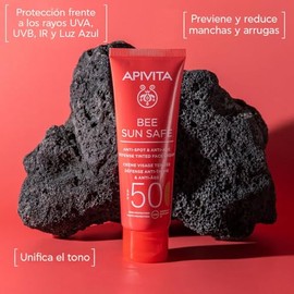 Apivita Bee Sun Safe crema antiedad y antimanchas SPF50 con color 50 ml  con hinojo marino, alga marina y cido hialurnico  unifica el tono, previene  