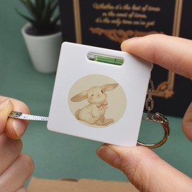Azeeda 'Adorable Bunny Sitting with Ribbon' Keyring Tape Measure/Spirit Level Tool (KM00042108)
