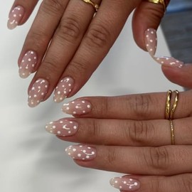 Uñas postizas cortas de lunares color rosa almendra nude con lindos diseños de puntos blancos, 24 piezas reutilizables con pestañas adhesivas, acrílic
