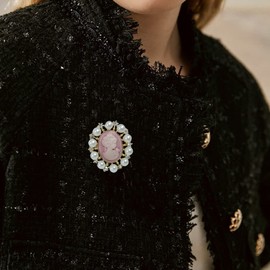 Rhinestone Pearl Cameo Brooch Pin for Women Girls Fashion Dainty Gold Tone Shell Pearls Crystal Wreath Carved Pink Victorian Lady Brooches Lapel Pins Vintage Dress Accessories Wedding Birthday Party Jewelry
