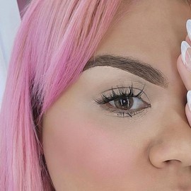 Makeup tools with easy application:_Zoe brown
