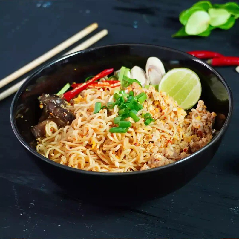 MAM-A MAMA PORK FLAVOR INSTANT NOODLE RAMEN MILDLY SPICY TASTE