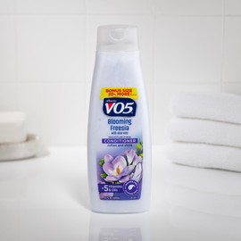 Alberto VO5, Moisturizing Blooming Freesia Conditioner Bonus Size, 15 Fl Oz