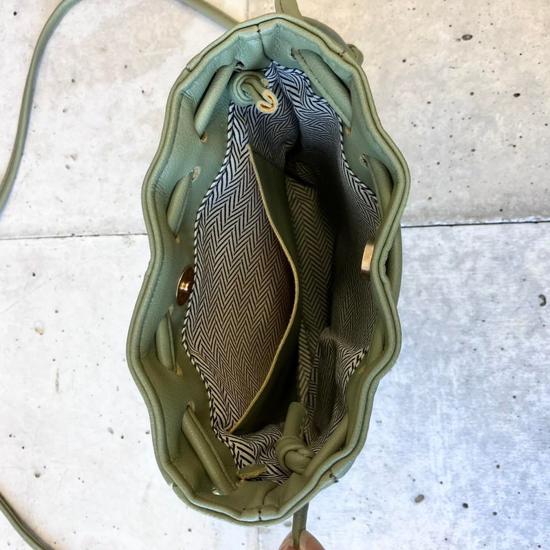 [mauve] シンプル巾着スマホショルダー（ブラック）