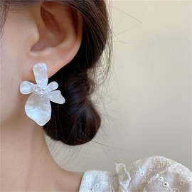 Simple White Flower Stud Earrings for Women Geometric 925 Sterling Silver Post Petals Floral Pierced Earrings Irregular Delicate Resin Flowers Dangle Drop Earrings