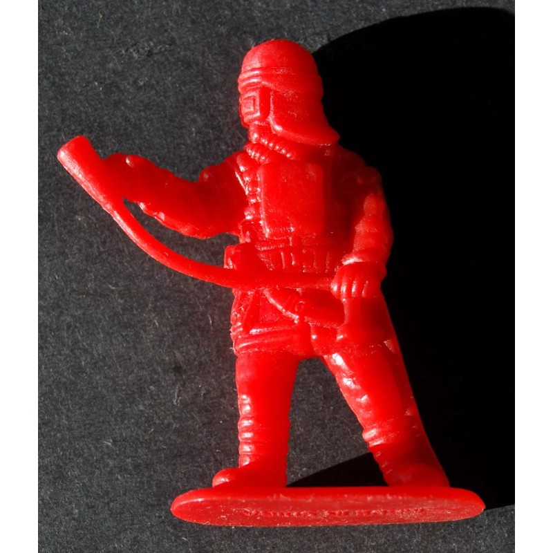 GENERIC FIGURE FIREFIGHTER PLASTIC FIGURE, 2" TALL (4,8 cm), GREAT