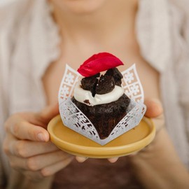 Alipis Cupcake Liners White Lace Truffle Cups Candy Box, Chocolate Paper Baking Cup Hollow-out Candy Packaging Wrapper, 50 Pcs