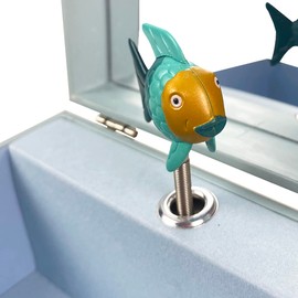 Trousselier 6291066 Schmuckkästchen für Kinder, Regenbogenfisch, Spieluhr mit Musik und Tanzender Figur, nachtleuchtend