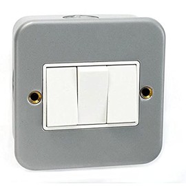 Merriway BH04170 10 A 3-Gang 2-Way Metal Clad Wall Switch
