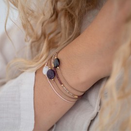 happymaker - Amethyst Armband Damen, Edelstein Armband lila mit 18k vergoldete Perlen, Geschenkverpackung als Glücksarmband Frauen, Geburtsstein Februar Wassermann, handgemacht in Deutschland