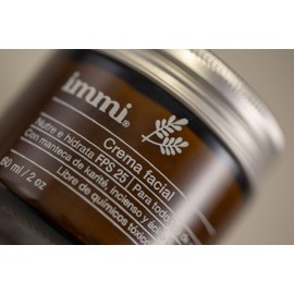 IMMI, crema facial de día nutre e hidrata FPS 30, con karité, incienso y ácido hialurónico de 60 ml.