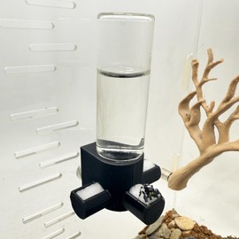 Jumping Spider Water Dispenser, Magnetic Hanging Feeder,Suitable for Jumping Spiders,Tarantulas, Praying Mantises,Arboreal Animals, and Other Small Animal Enclosure Accessories (Black, 15ML)