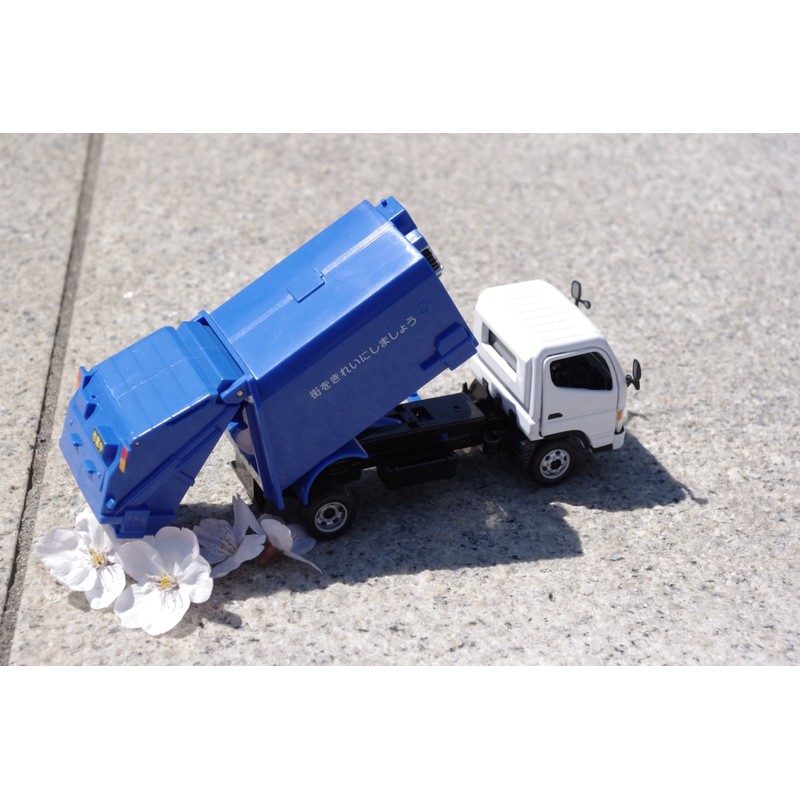 Diamond Pet Dk – 5106 1/43 Scale Mitsubishi Fuso Canter Cleaning Car