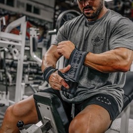 Iron Infidel - Muñequeras para levantamiento de pesas - Soporte resistente de 18 pulgadas para entrenamiento, accesorios de gimnasio para hombres, uso