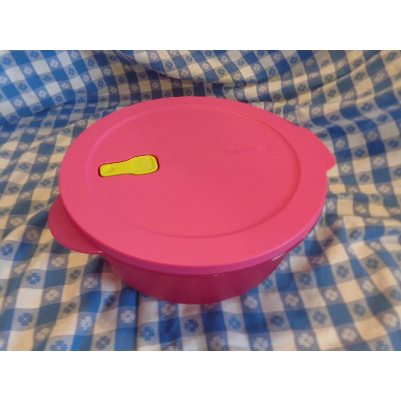 Tupperware CrystalWave Round Container . 4 - QT.