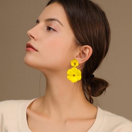 WUWEIJIAJIA Boho Flower Stud Earrings with White Pearl - Daisy Dangle Drop Earrings with Gold Flower Bud, Zinc