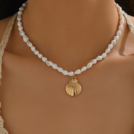 Zurlcdye Shell Necklace for Women Conch Pendant Jewelry Beach Necklace Simple Layered Accessory Summer Vacation Gift