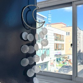 National Museum of Korea Goods Mother-of-pearl Crescent Moon Suncatcher Interior Mobile Emotional Ornaments I agree to third-party provision for foreigner gift delivery / 국립중앙박물관굿즈 자개 초승달 썬캐쳐 인테리어모빌 감성 장식품 외국인 선물 배송을 위한 제3자 제공에 동의합니다