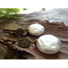 ⊹⊱❁✿ BRONZE OHRRINGE IN WEISS ✿❁⊰⊹ blumige, einmalige Vintage Ohrringe mit unebener Perle