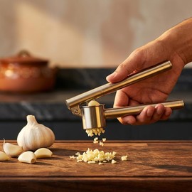 Triturador de Ajo METZAL Acero Inoxidable Grado Alimenticio Sin BPA - Prensa de Ajos con Dedal Desmontable, Funciona Sin Pelar, Apta Lavavajillas, Picador y Exprimidor de Ajos Manual