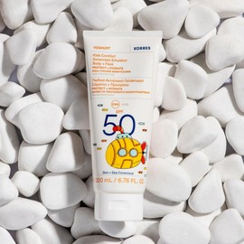 KORRES YOGHURT Comfort, emulsione solare per bambini SPF 50, crema solare resistente all'acqua con olio di mandorle e yogurt greco, ad assorbimento rapido e delicato sulla pelle, 200 ml