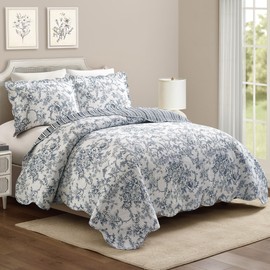 MODERN HEIRLOOM Garden Toile 3-Piece Reversible Quilt Set - Lightweight Coverlet Set, Floral Vintage Quilted Bedding Set with 2 Shams, All Seasons, Full Queen Size, Blue