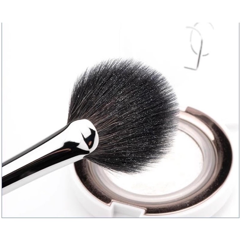 Professional Makeup Fan Brush for Highlighter， Blush， Peel Masks, Black