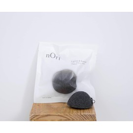 NORI Esponja Facial Konjac MINI PORE Carbon Bambu/KONJAC SPONGE NATURAL/Para piel acneica, grasosa y mixta. / Limpia y exfolia tu piel suavemente. / Rutina de limpieza facial. / NATURAL/BIODEGRADABLE