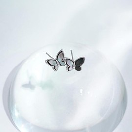 [Dreaming Fly] Aurora Black Mother of Pearl Butterfly Earrings OTE122305MWB White / [Dreaming Fly]오로라 흑자개 나비 귀걸이 OTE122305MWB 화이트