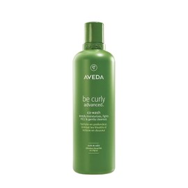 Aveda Be Curly Advanced Co-Wash | Aplica el co-wash sobre los rizos los días entre lavados para limpiarlos suavemente sin resecarlos.