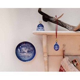 Royal Copenhagen Bing & Grondahl 2015 Annual Christmas Plate, Santa's Presents (1902215)