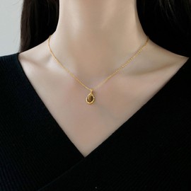 Crymystal Vintage Natural Gem Stone Pendant Necklace for Women Amber Natural Stone Drop Necklace Gold Transparent Irregular Dangle Necklace Adjustable clavicle necklace Jewelry for Girls Gifts