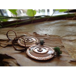 ◦ ● Green stone pearl on circle ornament disc and folding hooks. • Earrings with round discs and natural stone in dark green