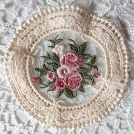 SYSUII Pack of 4 Lace Doilies Lace Coasters Round Vintage Lace Placemats Knitted Tablecloth Flowers Small Table Runner Handmade Doilies for Kitchen, Dining Room, Wedding, Tea Party, Beige