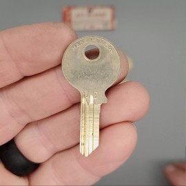 Yale 5x Yale RN10 1/2 Key Blanks JE Keyway Nickel Silver 4 Pin NOS