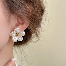 White Pearl Flower Studs Earring Pearl Studs Earring Floral Dangle Earrings Vintage Sculptural Flower Studs Earrings Wedding Jewelry for Women and Girls