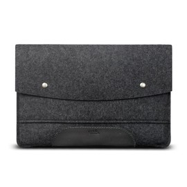 Pack & Smooch Case for MacBook Pro 13 (M1 / M2 / M3), 100% Wool Felt and Vegetable Tanned Leather, Handmade in Germany, Colour in Anthracite/Black