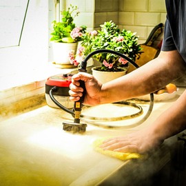 High Temperature Pressurized Steam Cleaner 2500W Handheld High Pressure Steam Cleaning Machine Portable 110V 1000ml Tank for Kitchen Toilet Car (red)