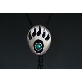 ARTICAL HEART Vintage Silver Bear Paw Western Wildlife Cowboy Rodeo Bolo Tie