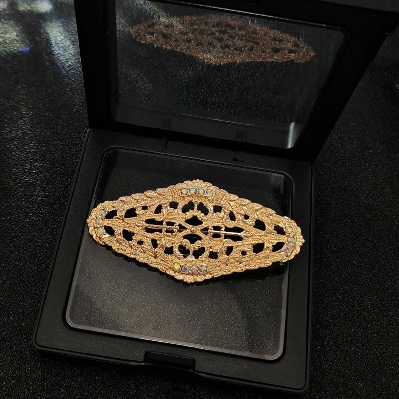 Elegant Gold - toned Oval Shaped Filigree Brooch with Crystal