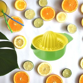 Fackelmann Zitronenpresse mit Auffangbehälter, frisch gepresster Saft ohne Kerne, Küchenhelfer zum Pressen von Limetten (Farbe: Gelb, Weiß, Gelb/Grün - nicht frei wählbar), Menge: 1 Stück ,12 cm