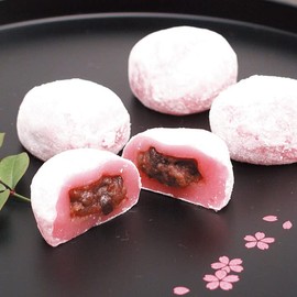 Strawberry flavor daifuku 0.7 oz (20 g) x 20 pieces. A bite size large lucky mochi with a rich strawberry flavor. You can enjoy the subtle sweetness and soft texture. Shelf Life: 24 hours
