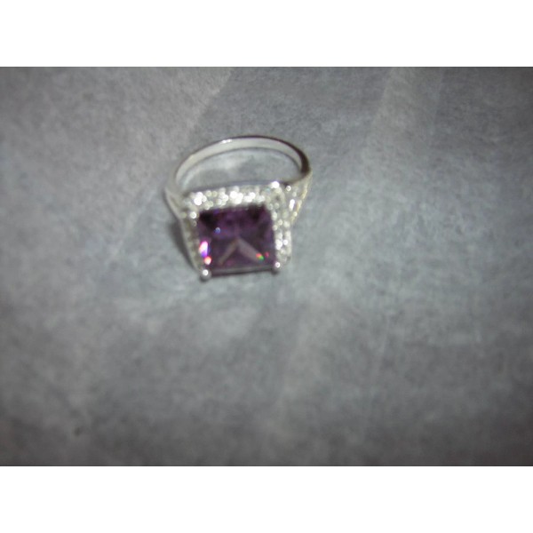 Avon NIB Bling CZ Cocktail Ring Light Amethyst size 9