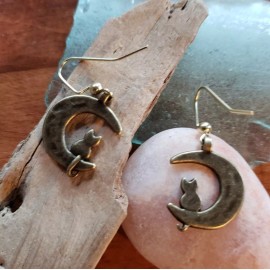 CAT Handmade Rustic Bronze Cat Sitting on the Moon Earrings