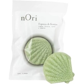NORI ESPONJA FACIAL KONJAC FORMA DE CONCHA, TE VERDE. PARA LIMPIAR A PROFUNDIDAD CUALQUIER TIPO DE PIEL, DESDE LA PIEL DELICADA Y SENSIBLE DEL BEBE. HECHA DE LA FIBRA DLE KONJAC, NATRUAL.