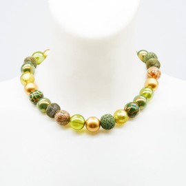 Feliss Handmade Necklaces Made of Pearls, Women's Statement Necklace 45 cm Long in Boho Style. Choker Necklace, Aesthetic Necklace Jewellery. Beads Pearl Necklace for Women in Green with Ceramic