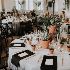 100% Cotton Cloth Napkins Set of 4, Dinner Napkins Cloth 18x18 Inches, Washable Napkins with Hemmed Edges, Reusable Napkins for Parties, Events, Weddings (18"x18", White)