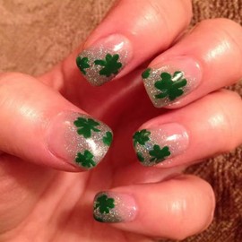 LBPEPAMZ 24Pcs St. Patrick's Day Press on Nails Short Square Fake Nails with Shamrock Designs Gold Gradient Glitter French Tips Acrylic Nails False Nails Full Cover Glossy Glue on Nails for Women
