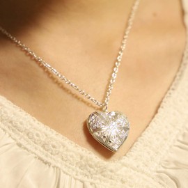 Yienate Fashion Heart Necklace Open Hollow Heart Pendant Engraved Flower Heart Locket Necklace Jewelry for Women and Girls (Silver)